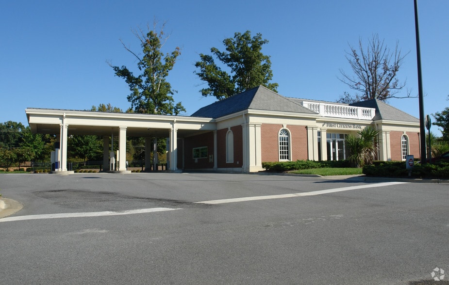 8916 Albemarle Rd, Charlotte, NC for sale - Building Photo - Image 2 of 2