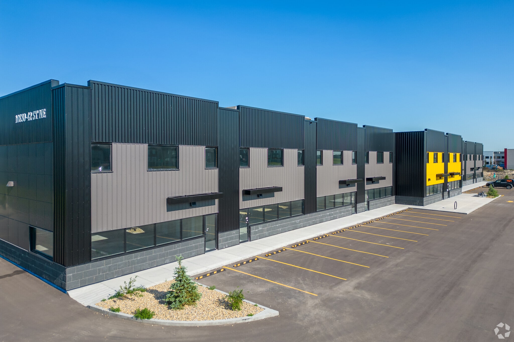 10830 42 St NE, Calgary, AB for sale Primary Photo- Image 1 of 1