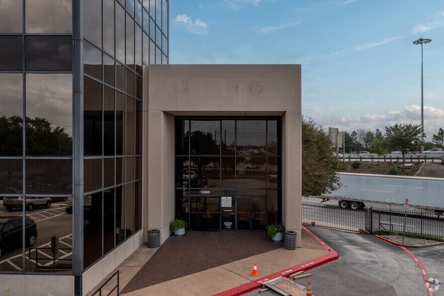12605 East Fwy, Houston, TX à louer - Photo du bâtiment - Image 3 de 15