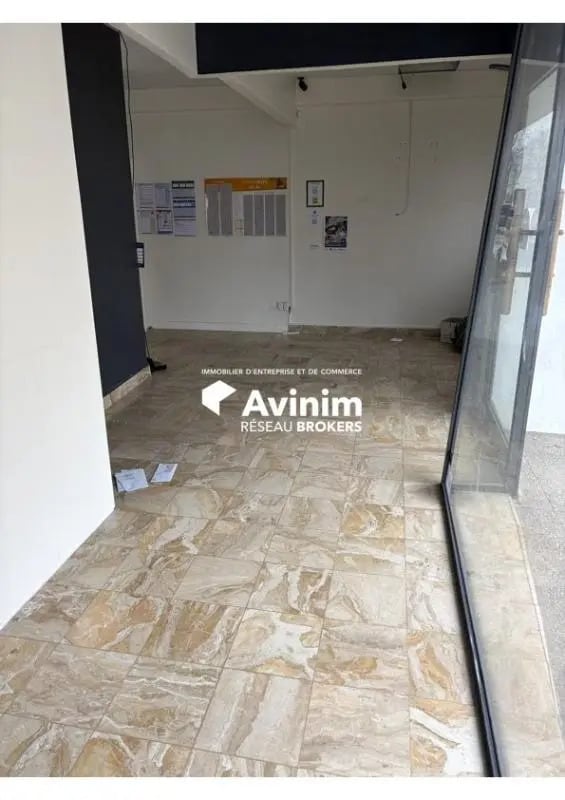 Retail in Sèvres for lease Primary Photo- Image 1 of 5