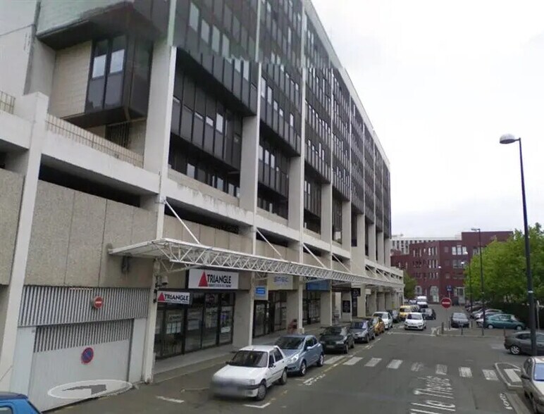 Commerce de détail dans Montigny-le-Bretonneux à louer - Photo du bâtiment - Image 2 de 5