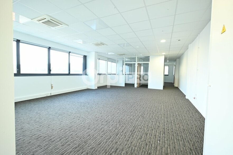 355 Avenue Henri Schneider, Meyzieu for lease - Interior Photo - Image 2 of 29