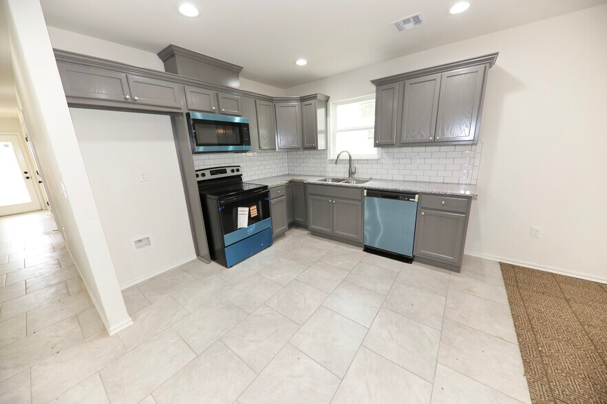 2670 Birch Lane, Seminole, OK for sale - Interior Photo - Image 2 of 4