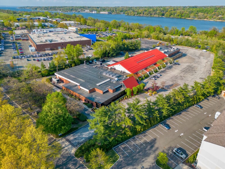 900 W Shore Rd, Port Washington, NY for lease - Building Photo - Image 1 of 6