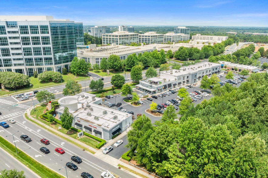 11324 N Community House Rd, Charlotte, NC for lease - Primary Photo - Image 1 of 5