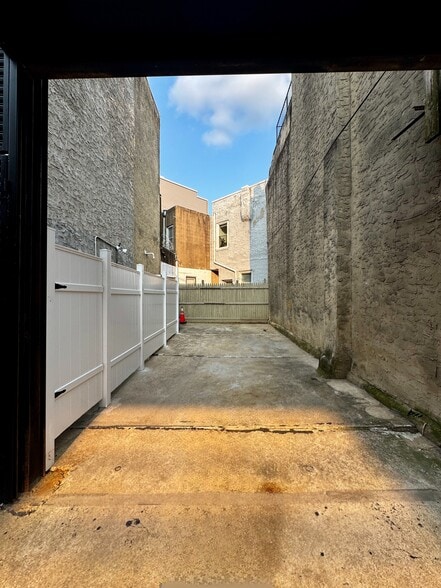 2005 Front st, Philadelphia, PA à louer - Photo du bâtiment - Image 3 de 4
