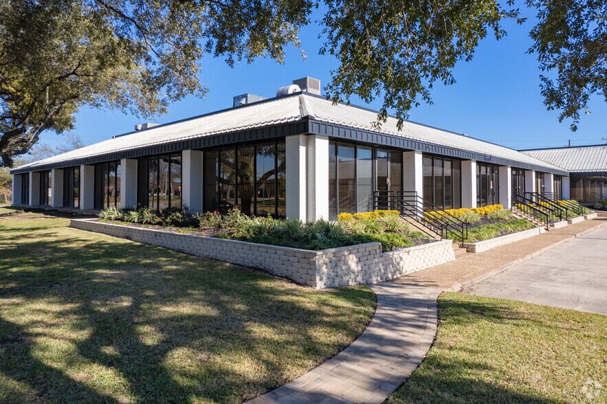 15534 W Hardy Rd, Houston, TX à louer - Photo du bâtiment - Image 1 de 33