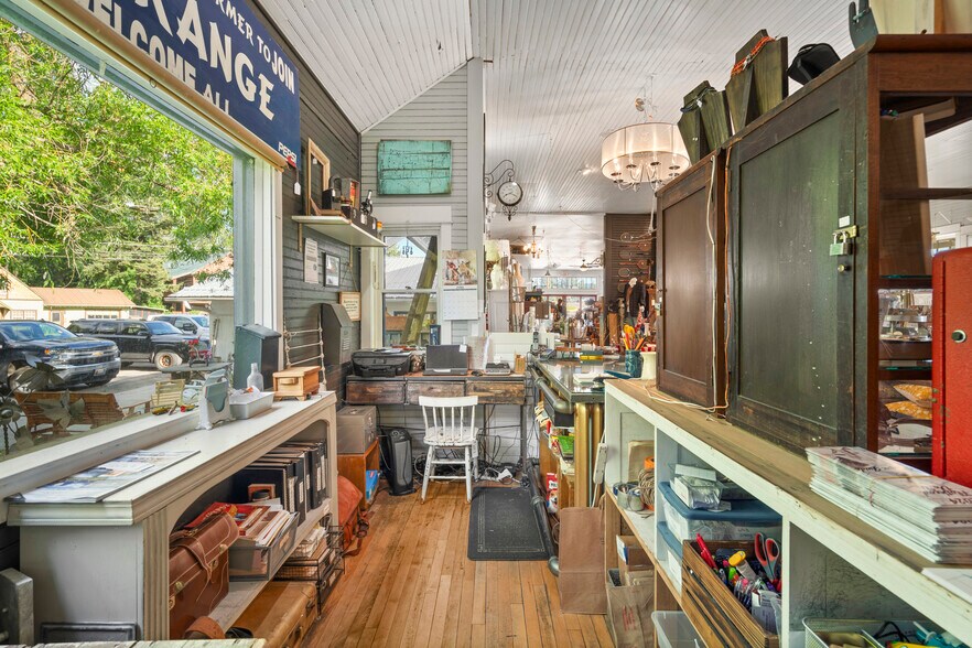 8 US Highway 2 E, Columbia Falls, MT à vendre - Photo du bâtiment - Image 2 de 4