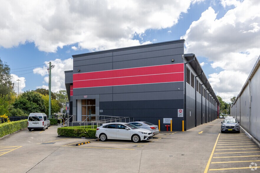 197 Prospect Hwy, Seven Hills à louer - Photo du bâtiment - Image 2 de 5