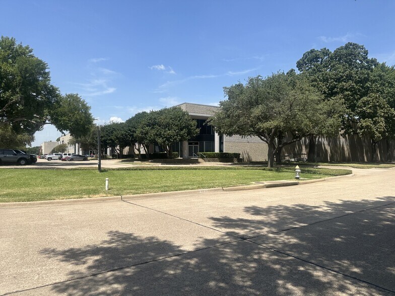 1620 Rafe St, Carrollton, TX à louer - Photo du bâtiment - Image 3 de 5