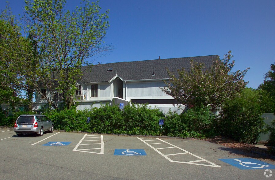 11 River St, Wellesley, MA à louer - Photo du bâtiment - Image 2 de 4