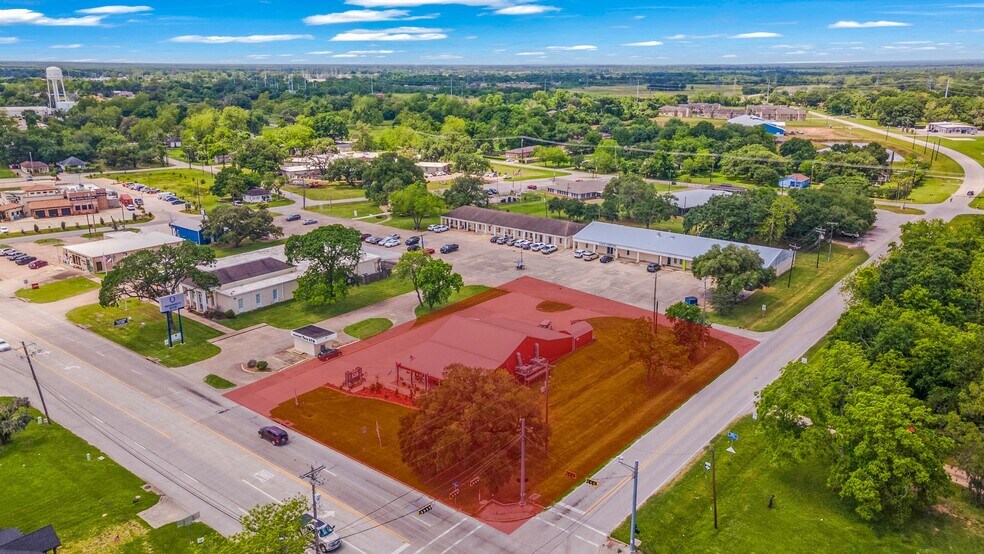 517 E Brazos Ave, West Columbia, TX à vendre - Photo du bâtiment - Image 3 de 29