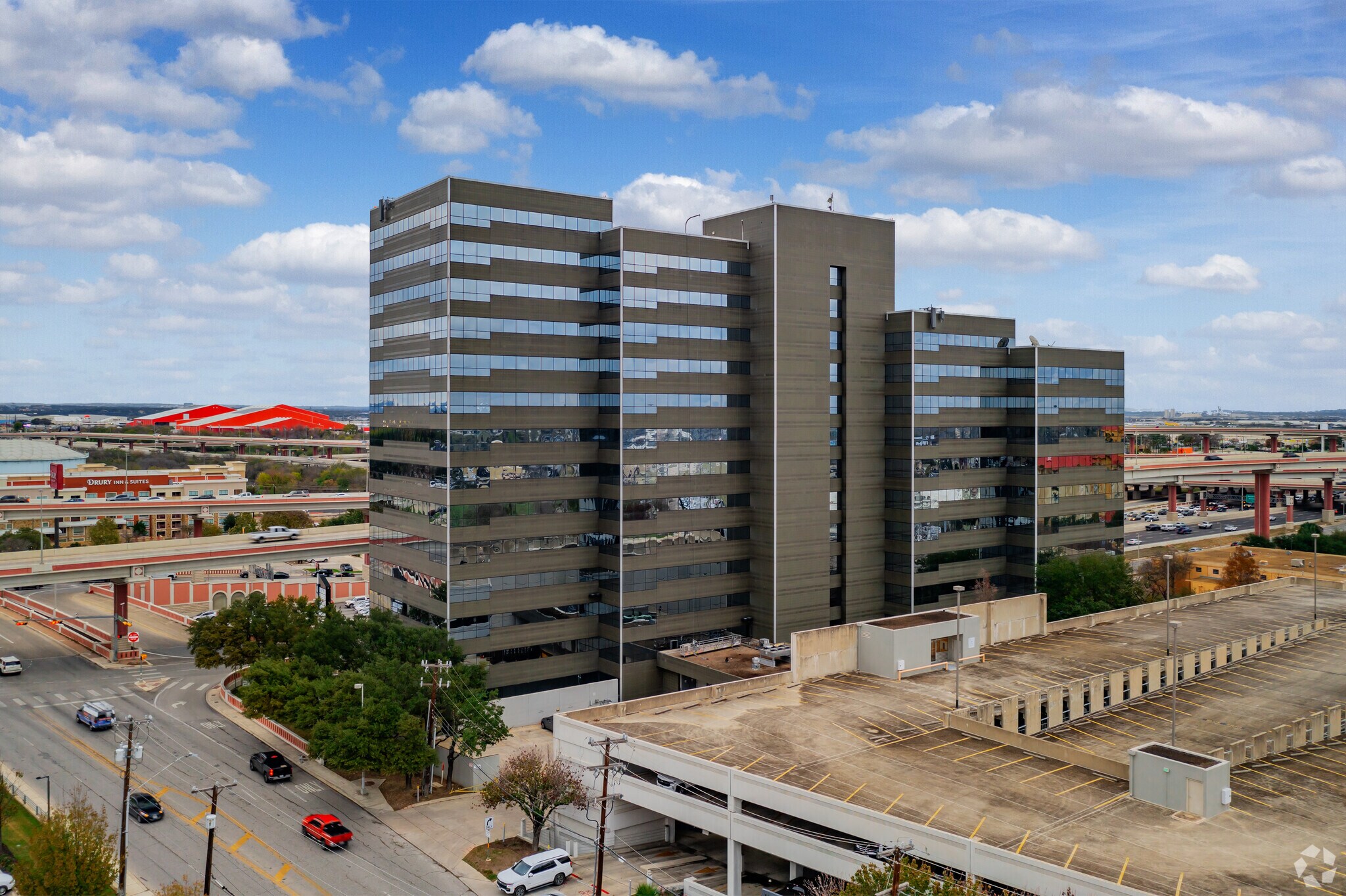 100 NE Loop 410, San Antonio, TX à louer Photo principale- Image 1 de 7