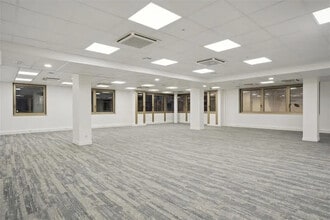 14 Place Marie - Jeanne Bassot, Levallois-Perret for lease Interior Photo- Image 2 of 2