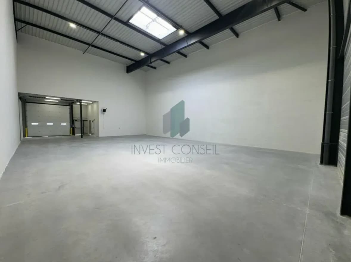 Flex in Osny for lease Interior Photo- Image 1 of 9