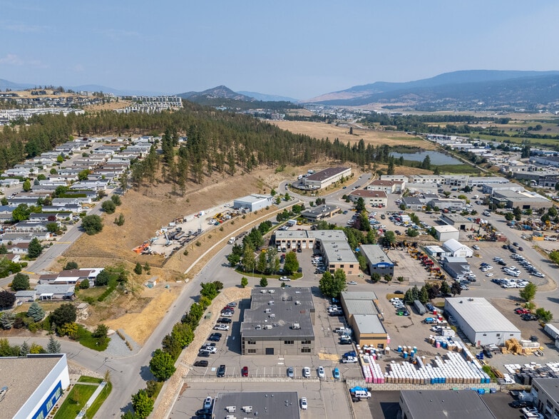 215 Neave Rd, Kelowna, BC à vendre - Photo du bâtiment - Image 2 de 3