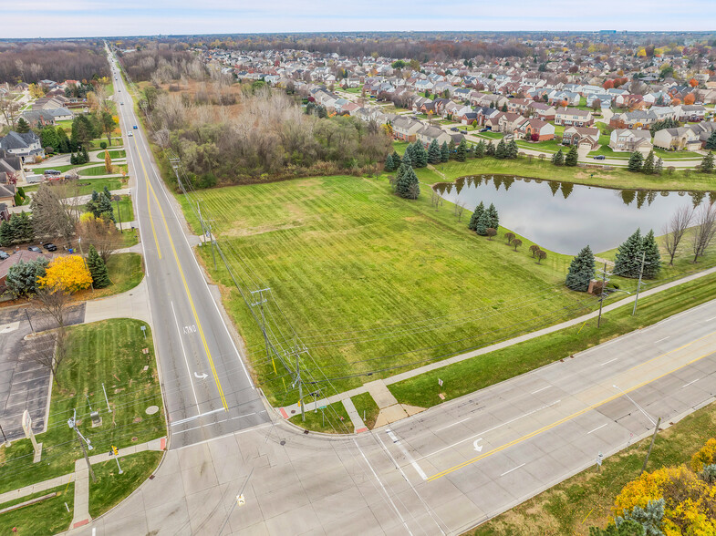 15170 15 Mile Rd, Sterling Heights, MI à vendre - Photo du bâtiment - Image 3 de 9