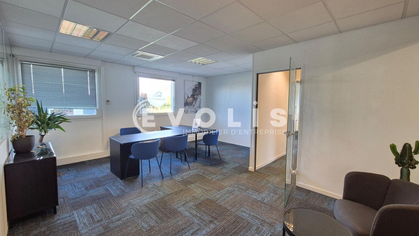 Office in Magny-le-Hongre for lease Interior Photo- Image 1 of 12