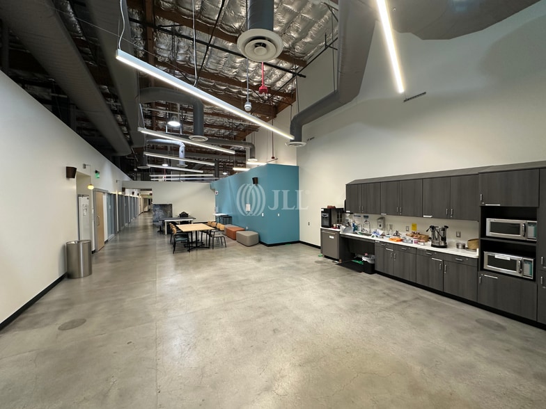 10947-10953 Pendleton St, Sun Valley, CA for lease - Building Photo - Image 2 of 8