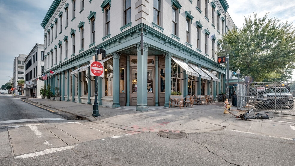 36 W Broughton St, Savannah, GA for lease - Building Photo - Image 1 of 25
