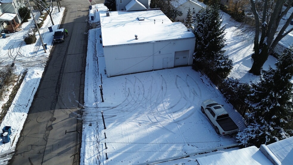 37930 2nd St, Willoughby, OH à vendre - Photo du bâtiment - Image 3 de 8