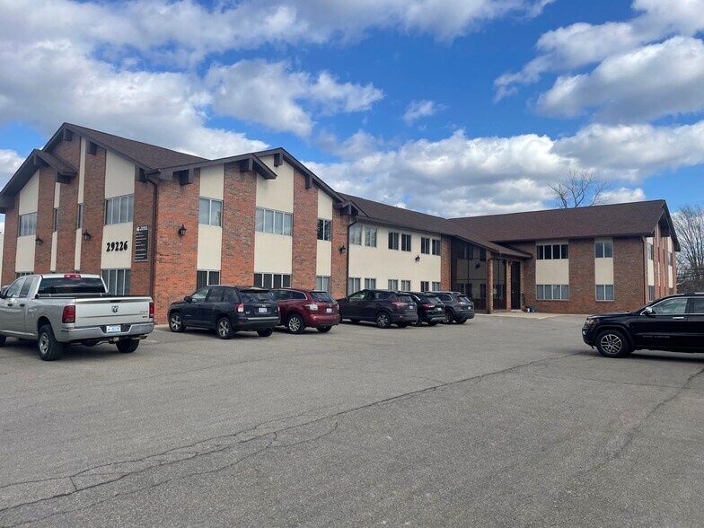 29226 Orchard Lake Rd, Farmington Hills, MI for lease - Building Photo - Image 1 of 3