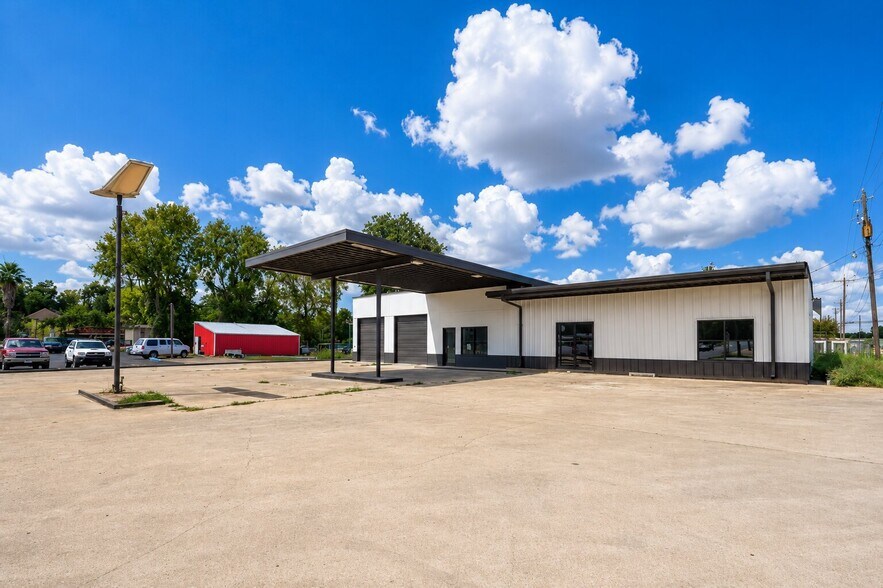 623 N Richmond Rd, Wharton, TX à vendre - Photo du bâtiment - Image 3 de 38