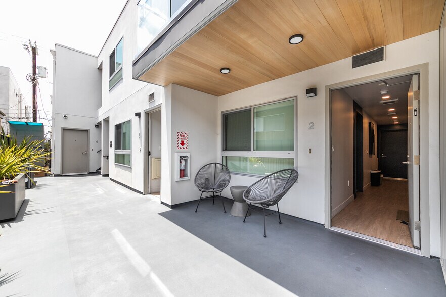 1743 Butler Ave, Los Angeles, CA à vendre - Photo du bâtiment - Image 2 de 47