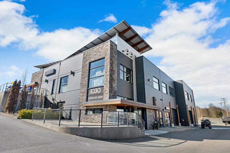 1030 Oyster Drive Dr, Ladysmith, BC for sale - Primary Photo - Image 1 of 10