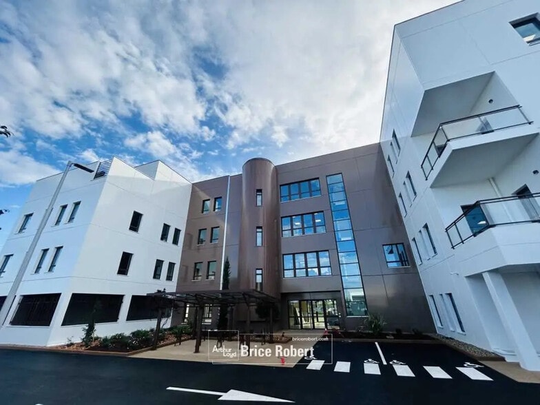 Office in Genas for sale - Building Photo - Image 1 of 15