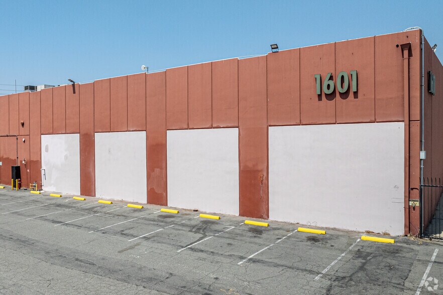 1601 Perrino Pl, Los Angeles, CA à vendre - Photo du bâtiment - Image 2 de 32