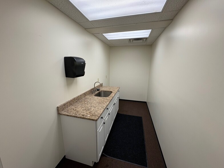 601 N Redbud Ave, Broken Arrow, OK for lease - Building Photo - Image 3 of 10