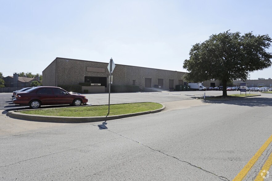 3500-3550 Garden Brook Dr, Farmers Branch, TX à louer - Photo du bâtiment - Image 3 de 6