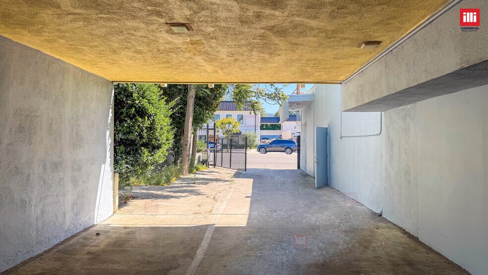 17517 Ventura Blvd, Encino, CA à louer - Photo du bâtiment - Image 3 de 10