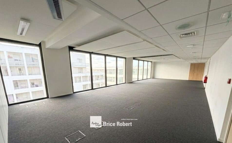 8 Rue Maurice Moissonnier, Vaulx-en-Velin for lease - Interior Photo - Image 3 of 4
