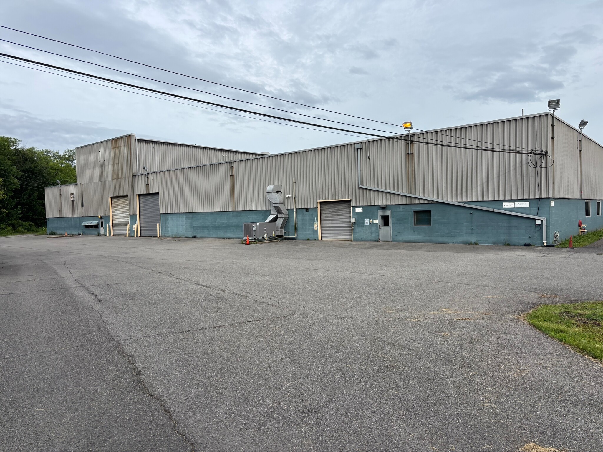 4930 Buttermilk Hollow Rd, West Mifflin, PA à louer Photo du bâtiment- Image 1 de 6