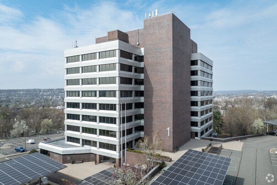 1 Garret Mountain Plz, Woodland Park, NJ à louer - Photo du bâtiment - Image 1 de 6