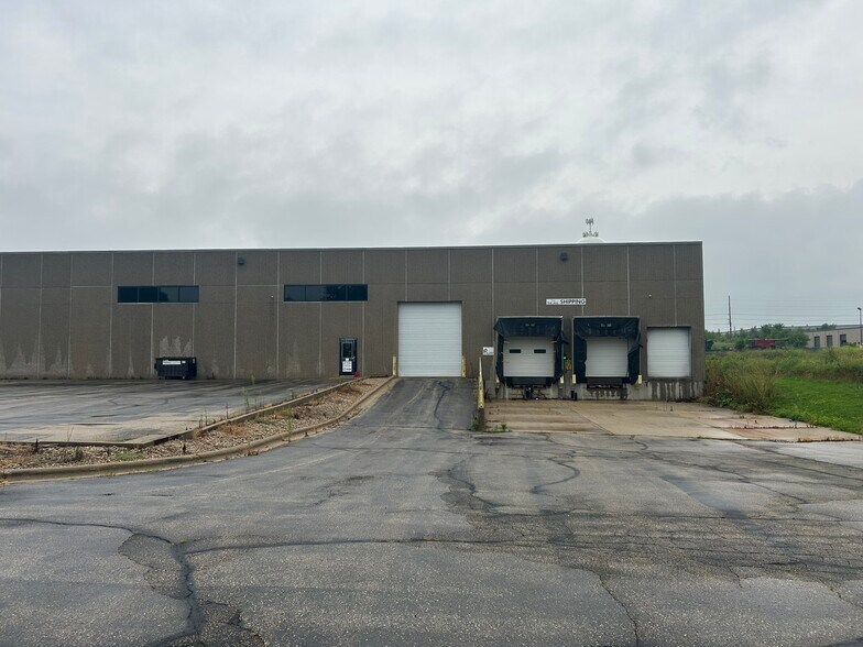 715 Progress Way, Sun Prairie, WI à louer - Photo du bâtiment - Image 3 de 15