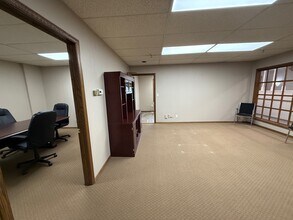 W62N244 Washington Ave, Cedarburg, WI à louer Photo intérieure- Image 2 de 3