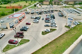 1320 W Oaklawn Dr, Pleasanton, TX for lease Building Photo- Image 2 of 2