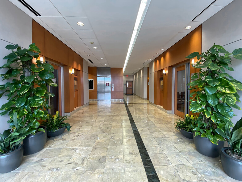 50 E 91st St, Indianapolis, IN for lease - Lobby - Image 2 of 4