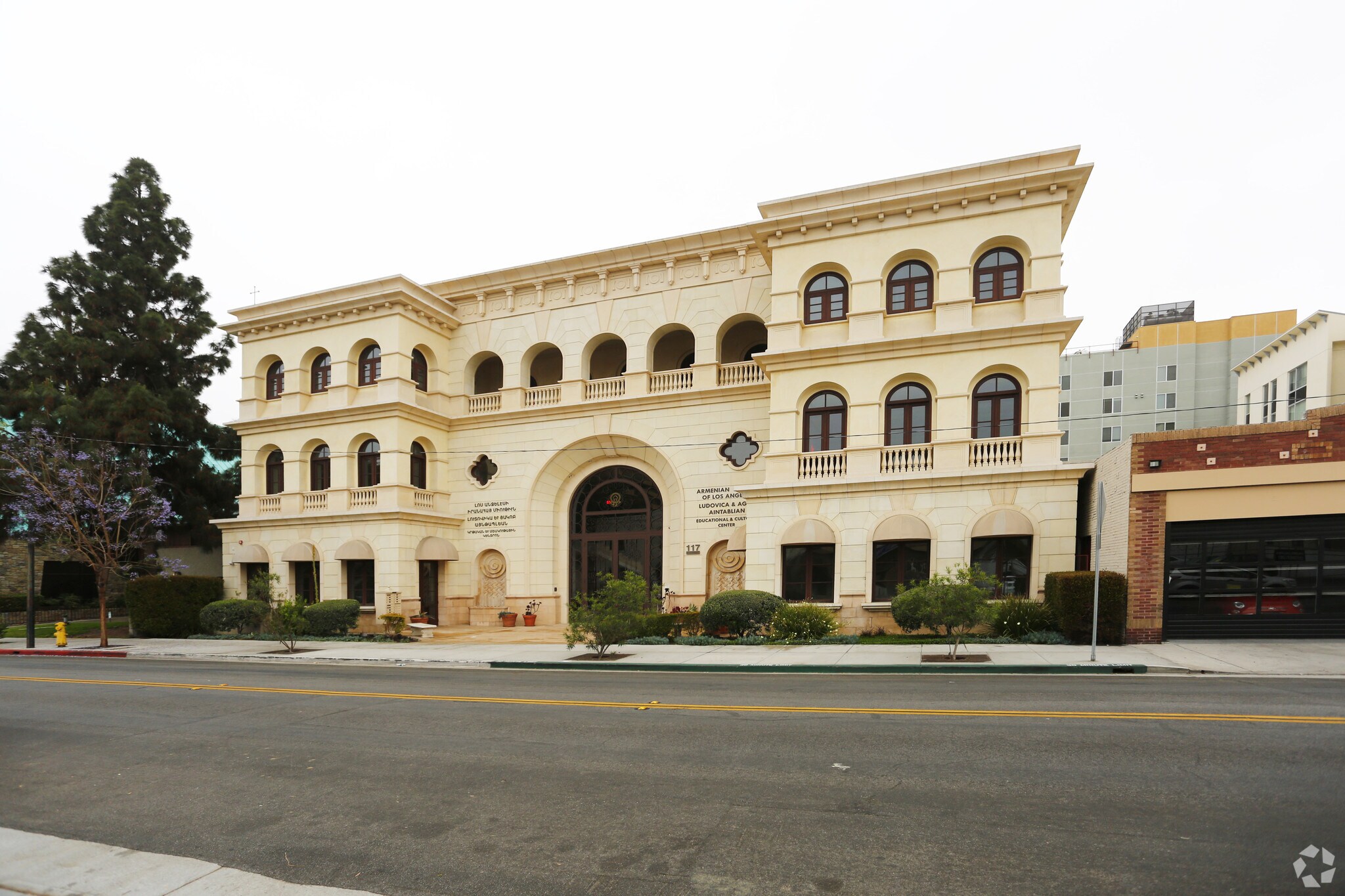 117 S Louise St, Glendale, CA à louer Photo principale- Image 1 de 8