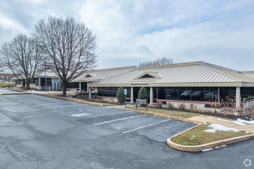 875 Berkshire Blvd, Wyomissing, PA à louer - Photo du bâtiment - Image 2 de 9
