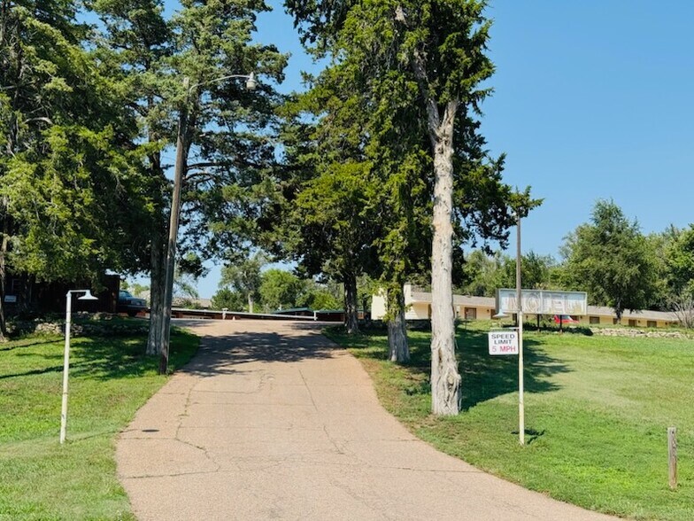 1401 E C St, McCook, NE à vendre - Photo du bâtiment - Image 2 de 31