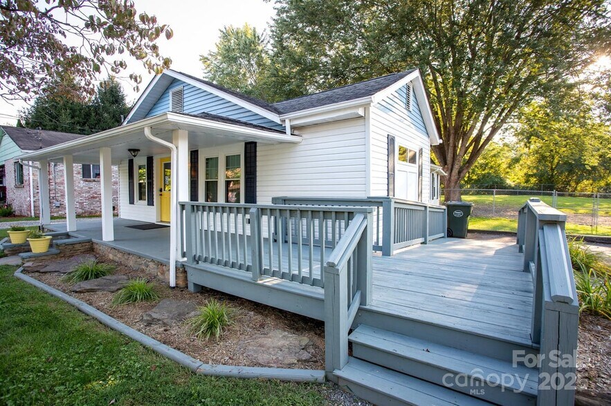 95 Elysinia Ave, Waynesville, NC à vendre - Photo du bâtiment - Image 2 de 14