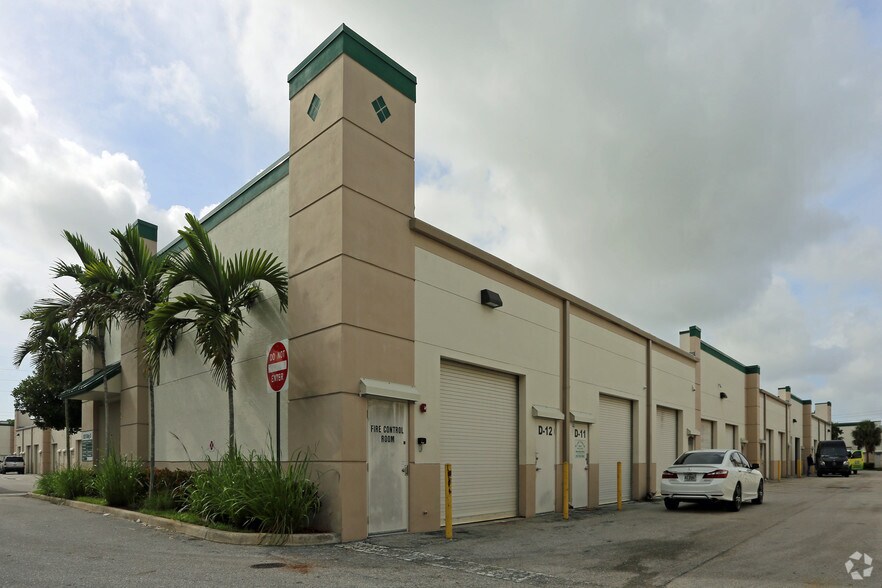 925 S Military Trl, West Palm Beach, FL à louer - Photo du bâtiment - Image 2 de 7