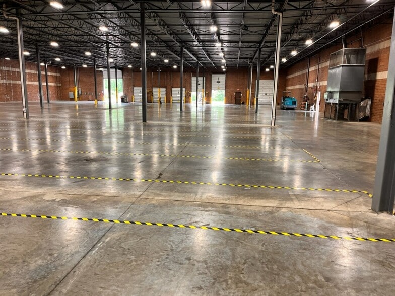 30305 Solon Rd, Solon, OH for lease - Building Photo - Image 3 of 6