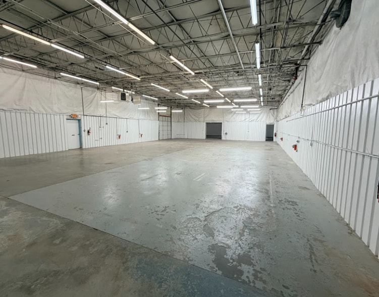 9046 Goldpark Dr, Hamilton, OH for lease - Building Photo - Image 3 of 11