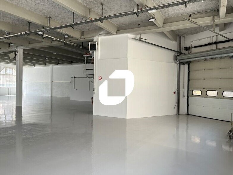 Flex in Aubervilliers for lease - Interior Photo - Image 3 of 8