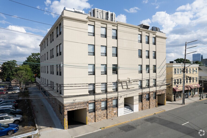 2460 Lemoine Ave, Fort Lee, NJ à louer - Photo du bâtiment - Image 2 de 4